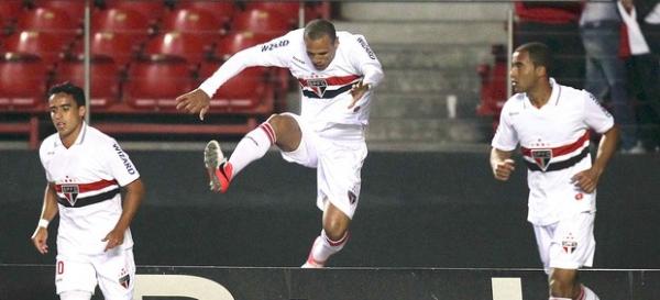 Jadson, Luis Fabiano e Lucas comemoram gol do S&atilde;o Paulo.(Imagem: Wagner Carmo / Vipcomm)
