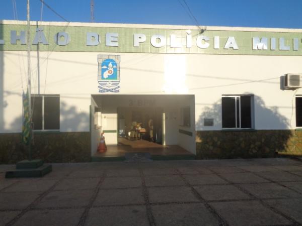 Homem tem veículo alvejado por tiros na localidade Tabuleiro do Mato