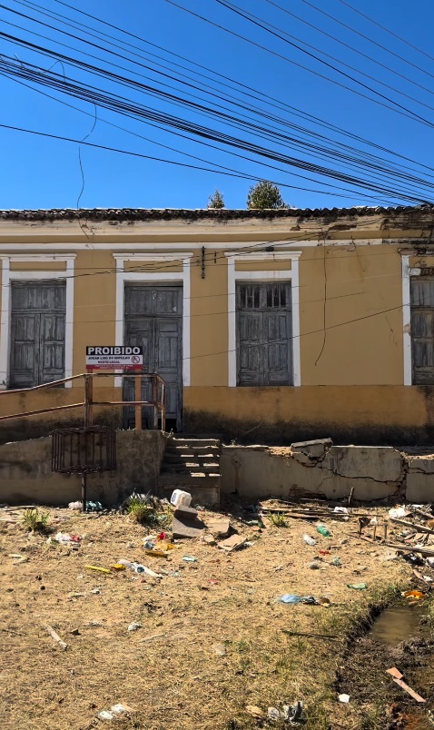 Futuro espaço cultural de Floriano é alvo de descarte irregular de lixo após início de limpeza