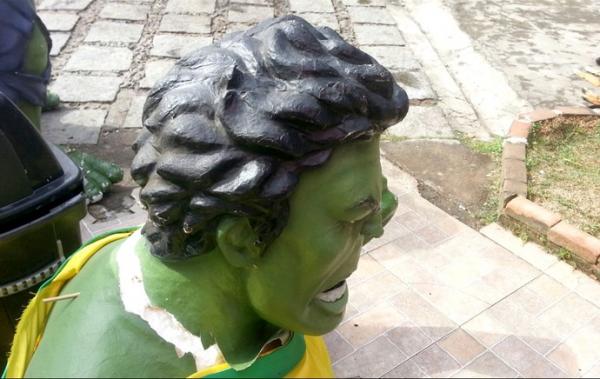 Boneco do Hulk foi danificado ap&oacute;s a derrota para a Alemanha.(Imagem:Janir Junior)