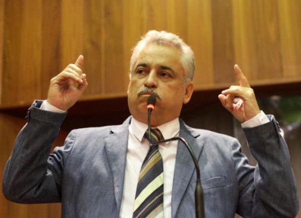 Deputado denuncia secretário ao Ministério da Justiça