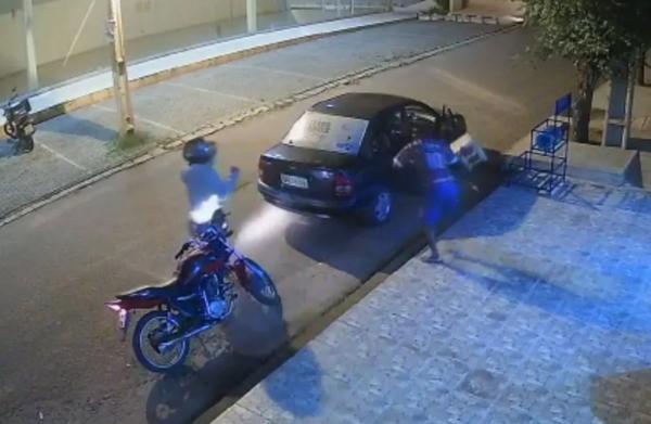 Cliente usa banquinho para lutar contra criminoso durante assalto a comércio em Picos