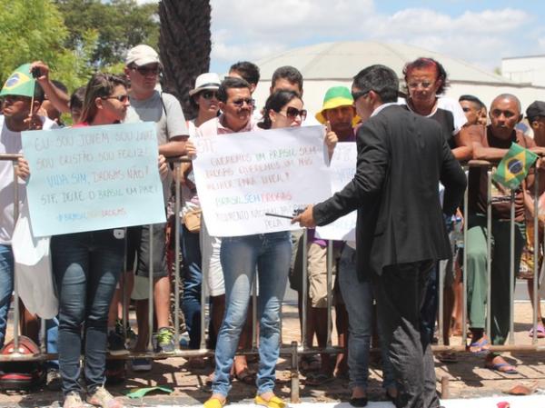 Jovens protestaram contra a legaliza&ccedil;&atilde;o do porte de drogas.(Imagem:Gilcilene Ara&uacute;jo/G1)