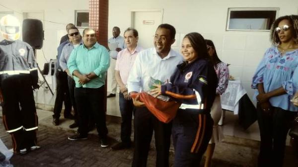 Sa&uacute;de entrega fardamentos aos profissionais do SAMU de Floriano.(Imagem:FlorianoNews)