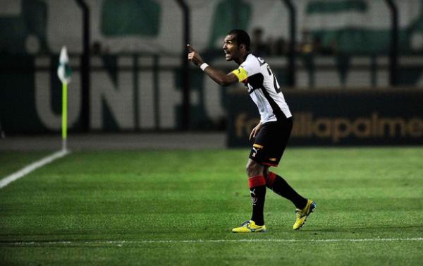 Richarlyson reclama durante Palmeiras x Vit&oacute;ria.(Imagem:Marcos Ribolli)