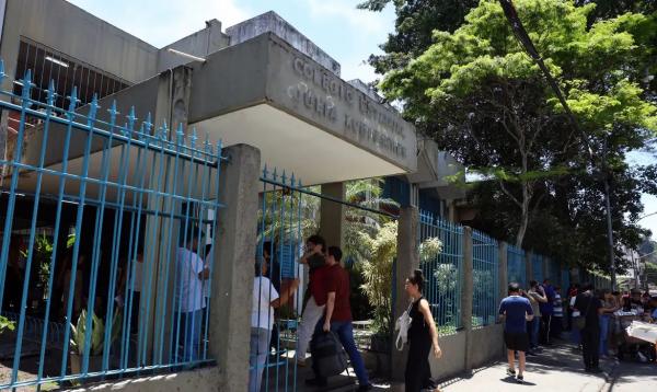 Professores chegam ao Colégio Estadual Julia Kubitschek para a realização Prova Nacional do Docente (PND).(Imagem:Tomaz Silva/Agência Brasil)