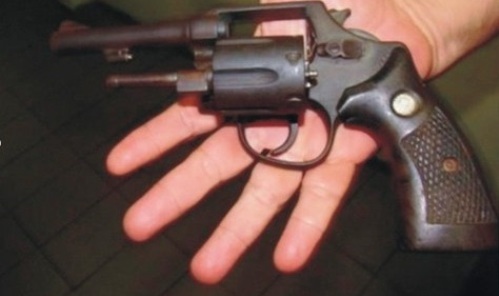 Mãe denuncia filho à Polícia ao encontrar arma de fogo em seus pertences em Floriano