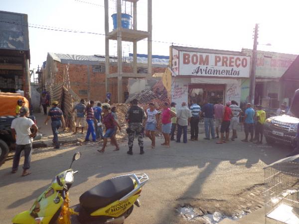 Telhado de loja desaba e funcion&aacute;ria gr&aacute;vida fica ferida em Floriano.(Imagem:FlorianoNews)