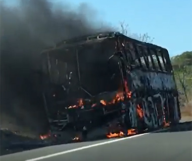 Ônibus de turismo incendeia às margens da BR-316 em Monsenhor Gil
