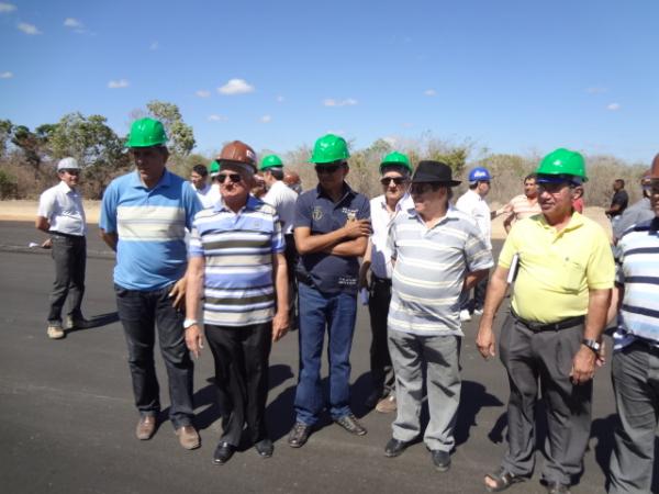 Secretário dos Transportes e deputado estadual visitam canteiro de obras do aeroporto Cangapara