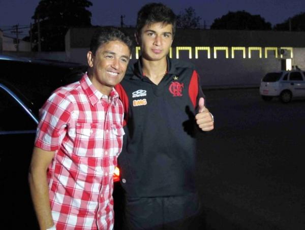 Matheus ao lado do pai Bebeto ap&oacute;s a estreia pelo Flamengo.(Imagem:Rafael Cavalieri/Globoesporte.com)