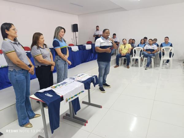  Prefeitura de Bar&atilde;o de Graja&uacute; realiza entrega de fardamentos escolares para alunos da rede municipal.(Imagem:FlorianoNews)