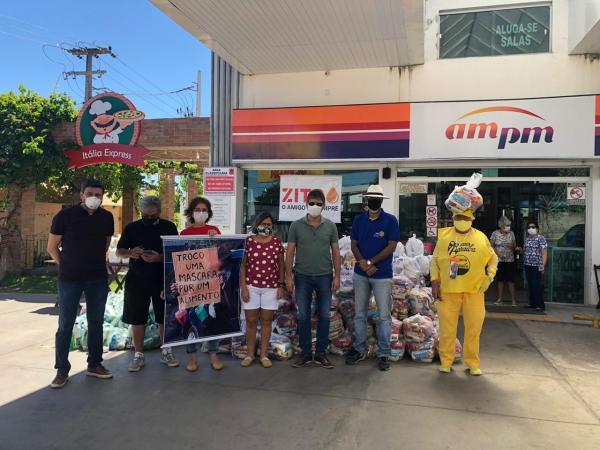 Ap&oacute;s live, Banda Flutuante realiza entrega de quase 3 toneladas de alimentos arrecadados com show solid&aacute;rio(Imagem:Divulga&ccedil;&atilde;o)