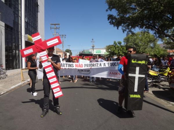 Professores e estudantes da UESPI realizaram manifesta&ccedil;&atilde;o em Floriano.(Imagem:FlorianoNews)