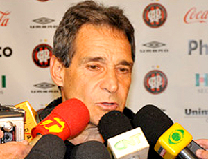Carpegiani pede demissão do Furacão e acerta contrato com o São Paulo
