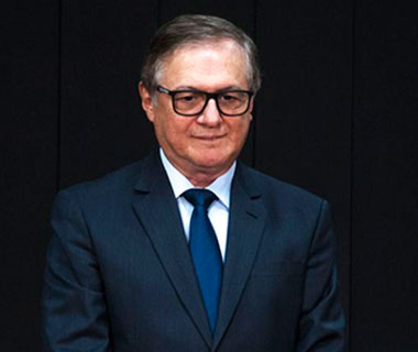 Ministro da Educação demite coronel alvo dos olavistas