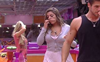 Após beijo em Jonas, amigas se 'estranham'