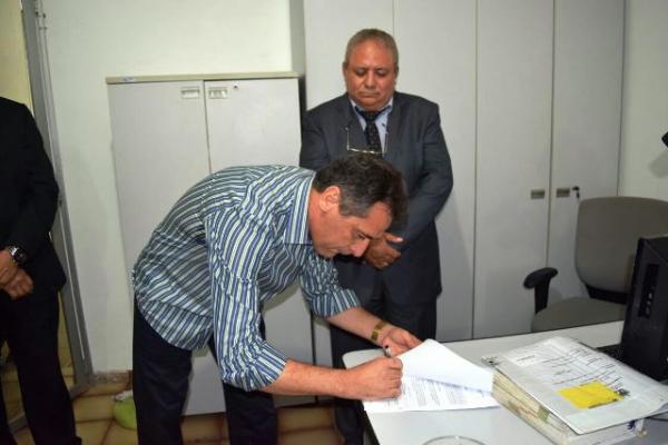 Prefeito Gilberto J&uacute;nior faz doa&ccedil;&atilde;o de terreno para o Minist&eacute;rio P&uacute;blico.(Imagem:Secom)