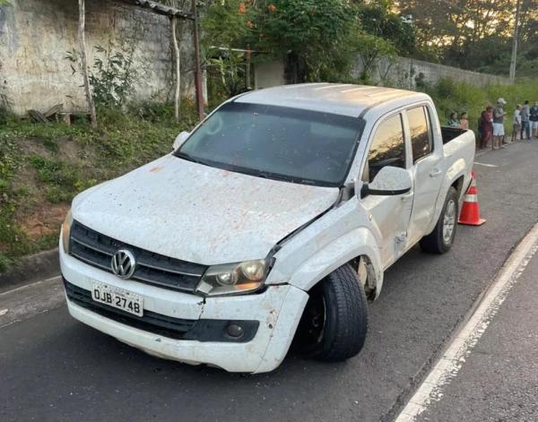 Ve&iacute;culo colidiu contra um poste e em seguida contra uma caminhonete Amarok.(Imagem: Divulga&ccedil;&atilde;o/Bombeiros )