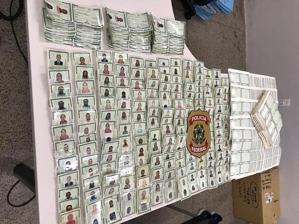 Opera&ccedil;&atilde;o apreendeu c&eacute;dulas de RG em branco e documentos j&aacute; falsificados em nome de falecidos.(Imagem:Divulga&ccedil;&atilde;o/PF-PI)