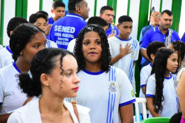 Vereadores de Floriano acompanha entrega de moderniza&ccedil;&atilde;o da escola Raimundinha Carvalho.(Imagem:CMF)