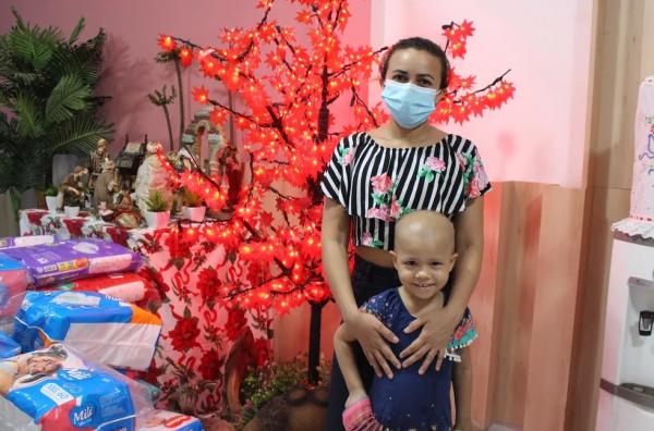  Camila Vit&oacute;ria, de 4 anos, diagnosticada com Leucemia e sua m&atilde;e, Geracinda Vieira no Lar de Maria no Piau&iacute;.(Imagem:L&iacute;via Ferreira/g1 PI )