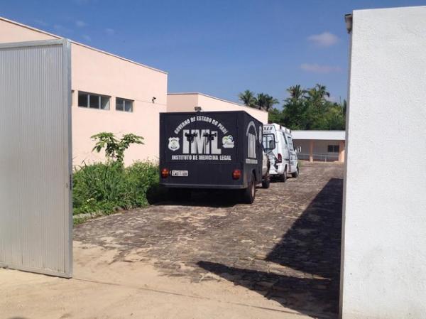 Instituto M&eacute;dico Legal de Teresina foi buscar corpo na cidade de Jos&eacute; de Freitas.(Imagem:Gilcilene Ara&uacute;jo/G1)