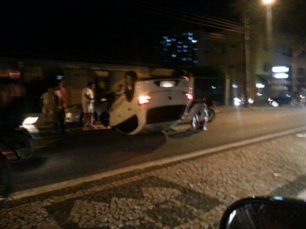 Motorista perde controle da dire&ccedil;&atilde;o e capota ve&iacute;culo em Teresina.(Imagem:GP1)