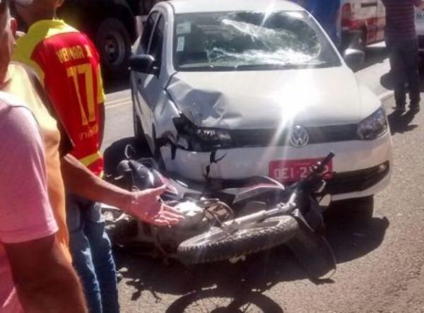 Colisão entre carro e motocicleta deixa duas pessoas feridas em Floriano