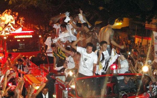 Jogadores do Atl&eacute;tico-MG desfilam em carro aberto do Corpo de Bombeiros.(Imagem:Lucas Catta Pr&ecirc;ta)