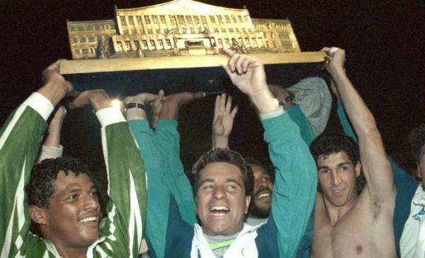 Tonh&atilde;o ergue a ta&ccedil;a do Campeonato Paulista de 1993.(Imagem:Vidal Cavalcante / Ag&ecirc;ncia Estado)