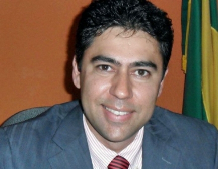 Ex-prefeito é morto pelo pai após ser confundido com assaltante