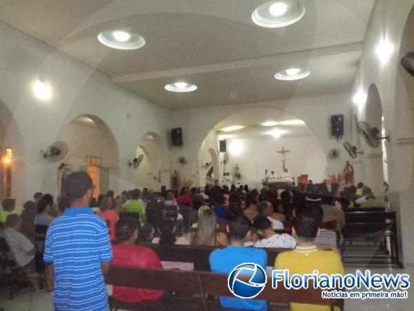 Fi&eacute;is participaram de 'Missa do Galo' em Floriano e Bar&atilde;o de Graja&uacute;.(Imagem:FlorianoNews)