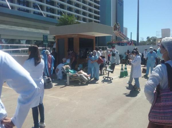 Pacientes do Hospital Santa Luzia, em Bras&iacute;lia, foram levados para o estacionamento por causa de inc&ecirc;ndio.(Imagem: TV Globo/ Reprodu&ccedil;&atilde;o)