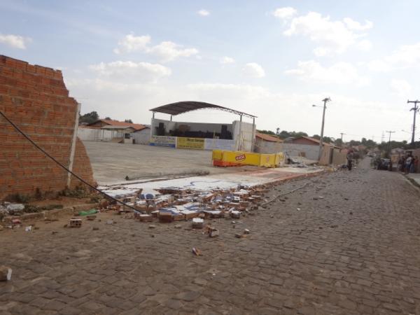 Desabou parte do muro do P&aacute;lace Eventos em Floriano.(Imagem:FlorianoNews)