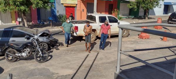 Momento em Leonardo chega &agrave; Central de Flagrantes, acompanhado pelos agentes e pelo vereador.(Imagem:FlorianoNews)