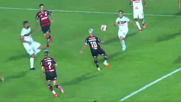 Arrascaeta domina e suspende a bola para deixar Matheus Gon&ccedil;alves sozinho com o goleiro.(Imagem:Reprodu&ccedil;&atilde;o)