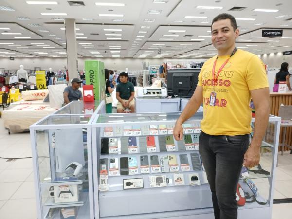Biserra, chefe do setor de m&oacute;veis e eletros do Armaz&eacute;m Para&iacute;ba de Floriano.(Imagem:FlorianoNews)
