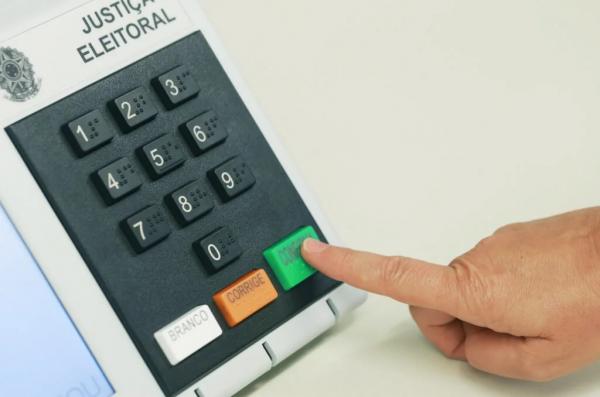 Prefeita e vice têm mandatos cassados por fraude com cartões de vacina usados em transferências elei