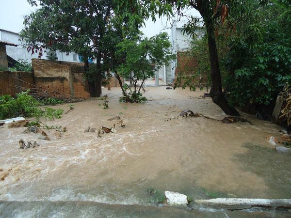 Riacho transbordando(Imagem:Reda&ccedil;&atilde;o)