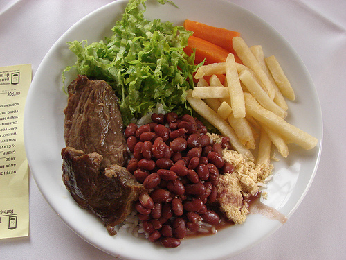 Dieta do brasileiro tem 'poucos nutrientes e muitas calorias', diz IBGE