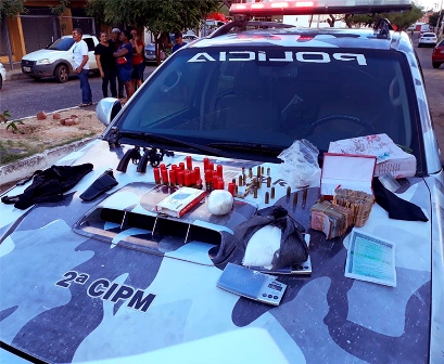 Casal é preso com drogas e munição de uso restrito da PM