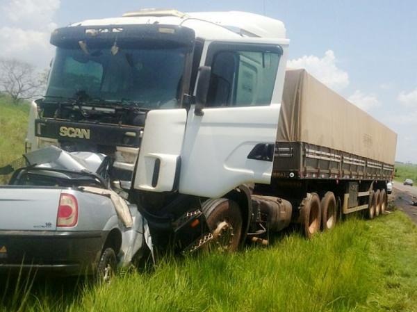 Acidente entre caminhão e carro deixa uma pessoa morta na BR316