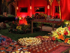 Festa Caliente vai até de manhã e é recheada de selinhos e revelações