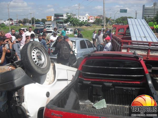 Quatro ve&iacute;culos batem e um deles fica capotado na zona Sul. (Imagem:180graus)