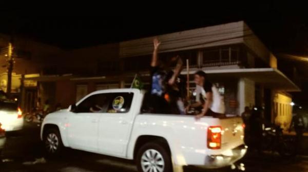 Apoiadores de Bolsonaro celebram resultado das elei&ccedil;&otilde;es na Pra&ccedil;a Dr. Sebasti&atilde;o Martins.(Imagem:FlorianoNews)