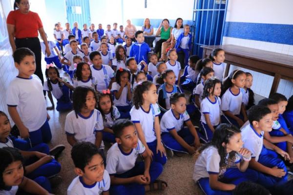 Prefeitura de Floriano leva Biblioteca Itinerante &agrave;s escolas em comemora&ccedil;&atilde;o ao m&ecirc;s do Folclore(Imagem:Secom)