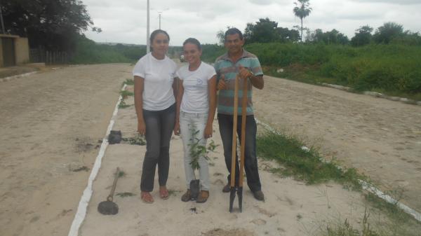 Alunos plantam árvores em homenagem ao aniversário de Barão de Grajaú.(Imagem:FlorianoNews)