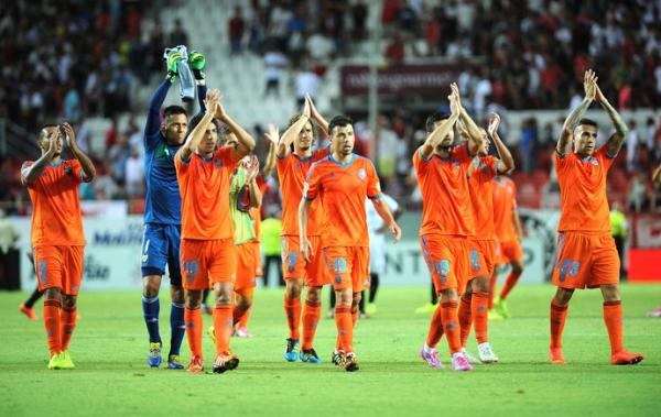 Valencia agradece apoio da torcida em partida pelo Espanhol.(Imagem:Ag&ecirc;ncia AFP)