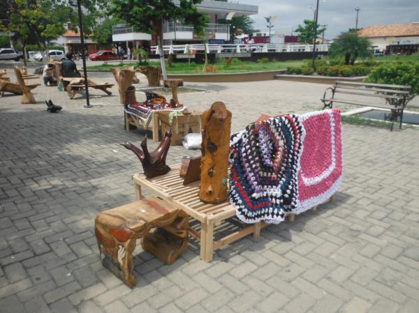 Floriano sedia 2&ordf; Feira de Artesanato na Pra&ccedil;a Dr. Sebasti&atilde;o Martins.(Imagem:FlorianoNews)